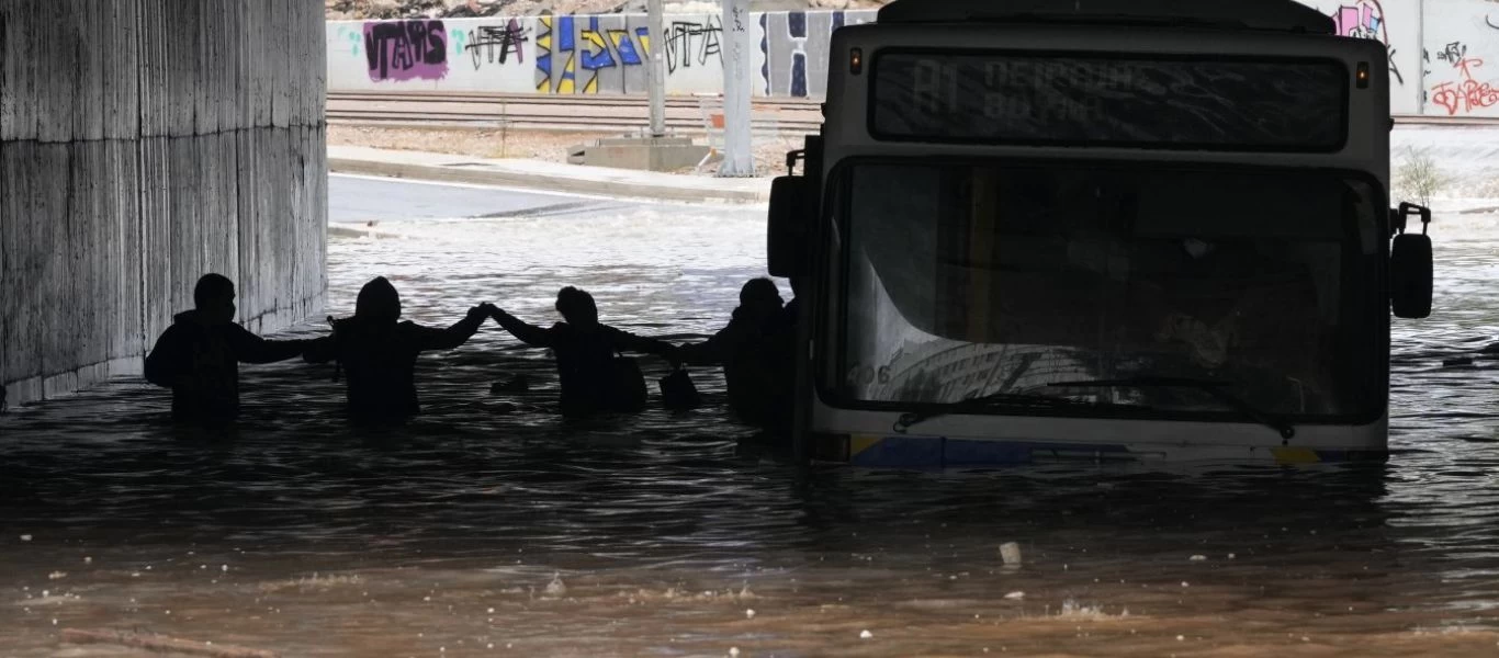 Από τον Οκτώβριο του 2019 η φωτογραφία με το πλημμυρισμένο λεωφορείο - Εκτελούσε το δρομολόγιο Ασπρόπυργος - Νεόκτιστα